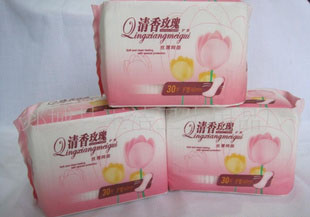 廠家供應(yīng)勁爽干爽網(wǎng)面的衛(wèi)生巾日夜兩用混裝的衛(wèi)生巾