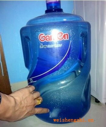 景田百歲山礦泉水未拆，封桶內驚現“衛生紙”