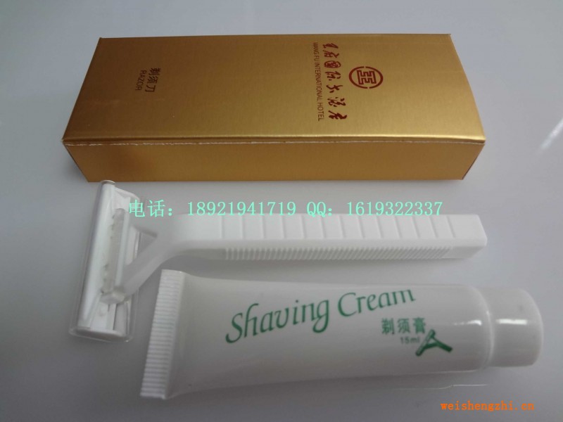 白色剃須刀，10g剃須膏