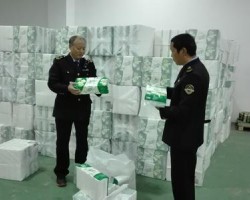 廣東省鳳凰山市場監管所查扣大批涉嫌假冒“清風”衛生紙