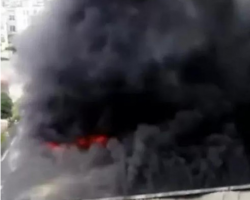 福建一紙箱廠突發火災，火勢兇猛！