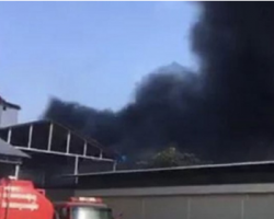 柬埔寨金邊一造紙廠失火被燒毀殆盡